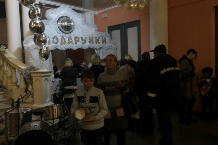 В Украинском театре детям льготных категорий подарили сказку и сладкие подарки (фото) 
