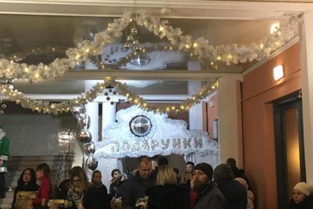 В Украинском театре детям льготных категорий подарили сказку и сладкие подарки (фото) 