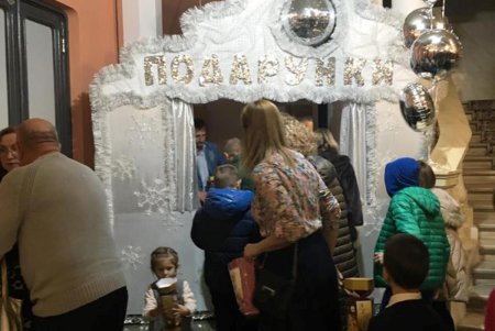 В Украинском театре детям льготных категорий подарили сказку и сладкие подарки (фото) 
