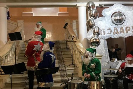 В Украинском театре детям льготных категорий подарили сказку и сладкие подарки (фото) 