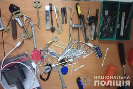 Полиция по горячим следам задержала двух грабителей (фото, видео)