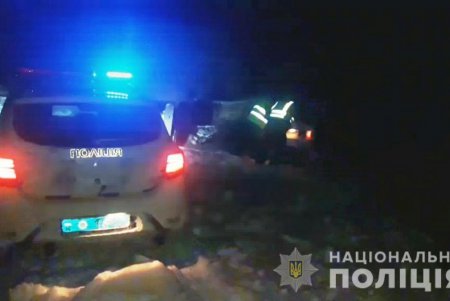 Полицейские освободили водителей из снежного плена (фото, видео)