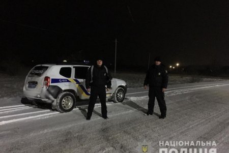 Полицейские освободили водителей из снежного плена (фото, видео)