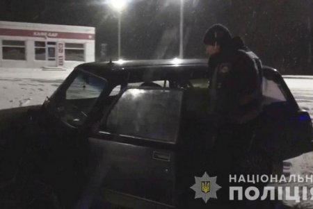 Полицейские освободили водителей из снежного плена (фото, видео)