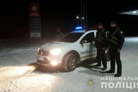 Полицейские освободили водителей из снежного плена (фото, видео)