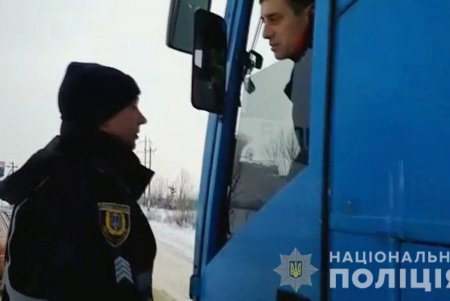 Полицейские освободили водителей из снежного плена (фото, видео)