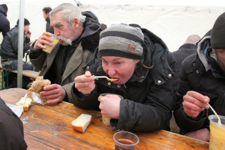 Пункт обогрева на Куликовом поле: горячий чай, еда и теплая одежда (фоторепортаж)