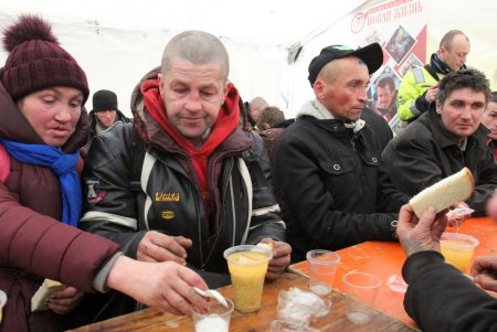 Пункт обогрева на Куликовом поле: горячий чай, еда и теплая одежда (фоторепортаж)