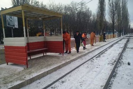 Одесские коммунальщики устраняют последствия гололеда (фото)