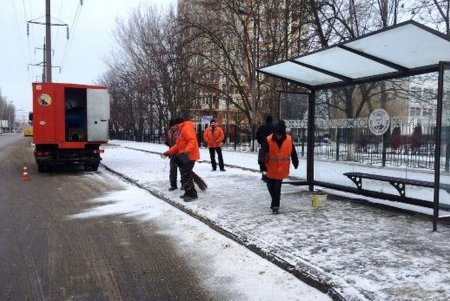 Одесские коммунальщики устраняют последствия гололеда (фото)