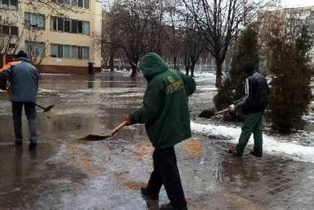 Одесские коммунальщики устраняют последствия гололеда (фото)