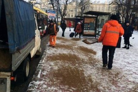 Одесские коммунальщики устраняют последствия гололеда (фото)