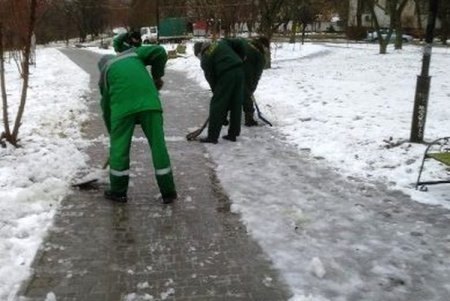 Одесские коммунальщики устраняют последствия гололеда (фото)