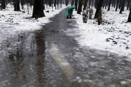 Одесские коммунальщики устраняют последствия гололеда (фото)