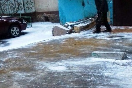 Одесские коммунальщики устраняют последствия гололеда (фото)