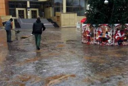 Одесские коммунальщики устраняют последствия гололеда (фото)