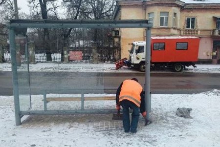 Одесские коммунальщики устраняют последствия гололеда (фото)