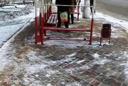 Одесские коммунальщики устраняют последствия гололеда (фото)