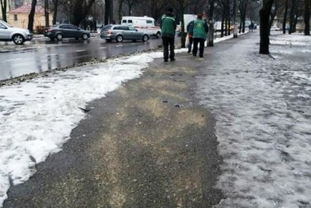 Одесские коммунальщики устраняют последствия гололеда (фото)