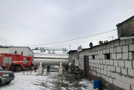 В Суворовском районе Одессы спасатели тушили пожар: была угроза взрыва газовых баллонов (фото)