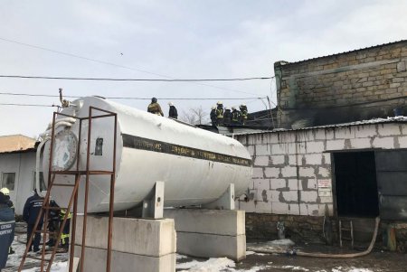 В Суворовском районе Одессы спасатели тушили пожар: была угроза взрыва газовых баллонов (фото)