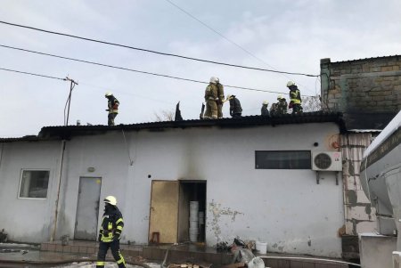 В Суворовском районе Одессы спасатели тушили пожар: была угроза взрыва газовых баллонов (фото)