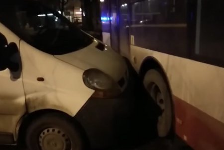 В центре Одессы автомобиль врезался в троллейбус (фото)