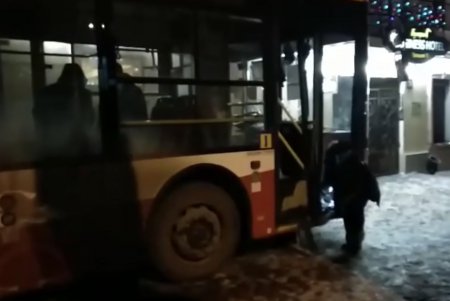 В центре Одессы автомобиль врезался в троллейбус (фото)