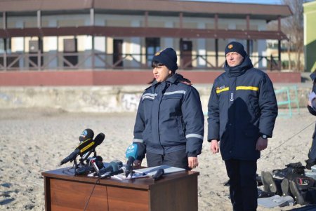 Безопасные крещенские купания: спасатели показали, как оказать первую помощь утопающему (фото)