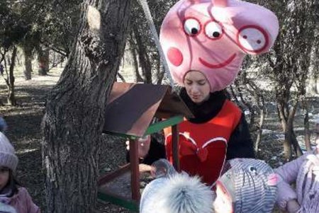 Жители Одессы развесили кормушки и накормили птиц в парке Шевченко