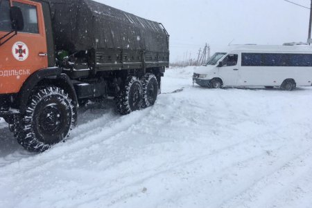 Непогода в Одесской области: за сутки спасатели отбуксировали девять грузовиков и рейсовый автобус (фото)