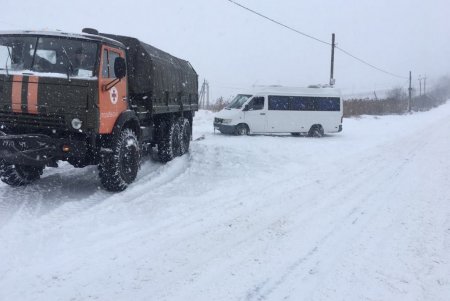 Непогода в Одесской области: за сутки спасатели отбуксировали девять грузовиков и рейсовый автобус (фото)