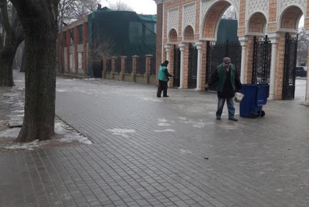 Одесские коммунальщики вышли на борьбу с гололедом (фото)