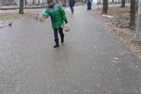 Одесские коммунальщики вышли на борьбу с гололедом (фото)