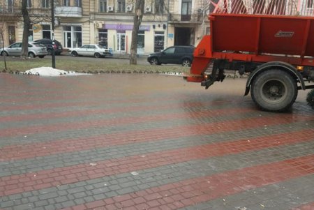 Одесские коммунальщики вышли на борьбу с гололедом (фото)