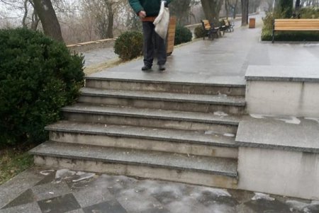 Одесские коммунальщики вышли на борьбу с гололедом (фото)