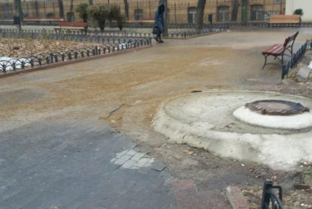 Одесские коммунальщики вышли на борьбу с гололедом (фото)