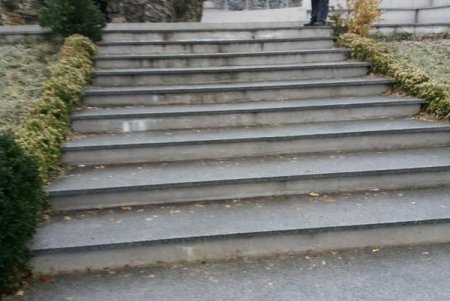 Одесские коммунальщики вышли на борьбу с гололедом (фото)