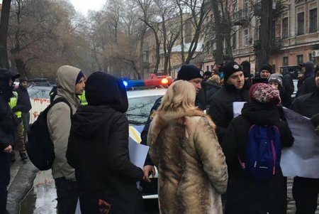 Животные - не клоуны: акция протеста у одесского цирка закончилось дракой (фото, видео)