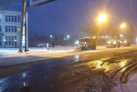 На улицах Одессы работает спецтехника (фото, видео)