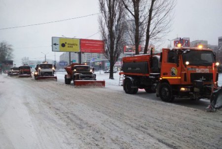 На улицах Одессы работает спецтехника (фото, видео)