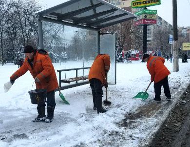 На улицах Одессы работает спецтехника (фото, видео)