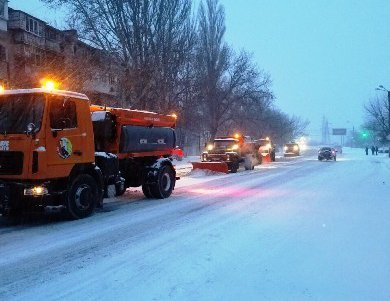 На улицах Одессы работает спецтехника (фото, видео)