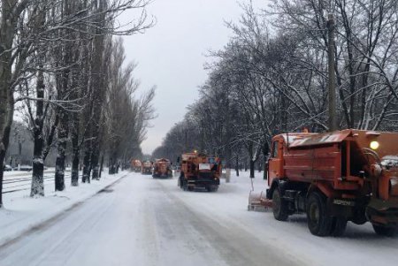 На улицах Одессы работает спецтехника (фото, видео)