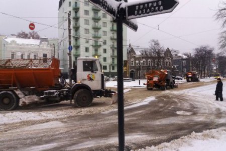 На улицах Одессы работает спецтехника (фото, видео)