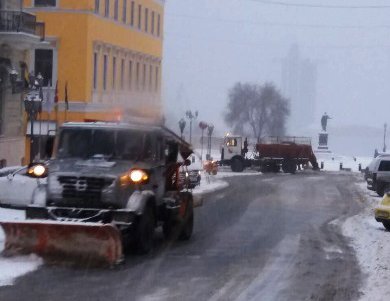 На улицах Одессы работает спецтехника (фото, видео)