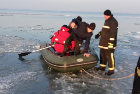 В Одесской области четверых детей спасли с дрейфующей льдины (фото)