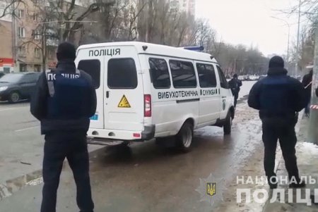 На остановке в Киевском районе обнаружили тротиловые шашки: взрывотехники оцепили территорию (фото, видео)