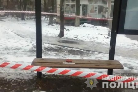 На остановке в Киевском районе обнаружили тротиловые шашки: взрывотехники оцепили территорию (фото, видео)