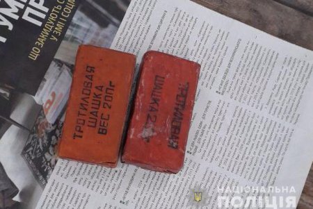 На остановке в Киевском районе обнаружили тротиловые шашки: взрывотехники оцепили территорию (фото, видео)
